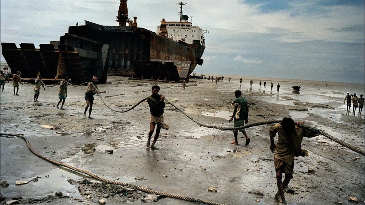 Bangladeş'te gemi sökümü yarı yarıya düştü