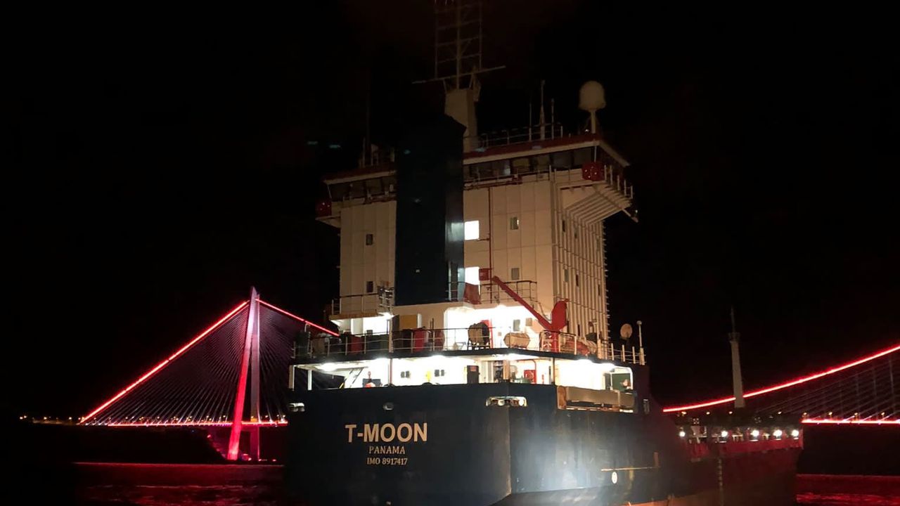 T-MOON isimli gemi İstanbul Boğazında arıza yaptı