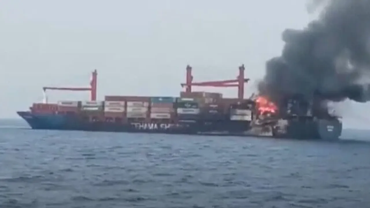 Kızıldeniz'de yangın çıkan konteyner gemisi battı