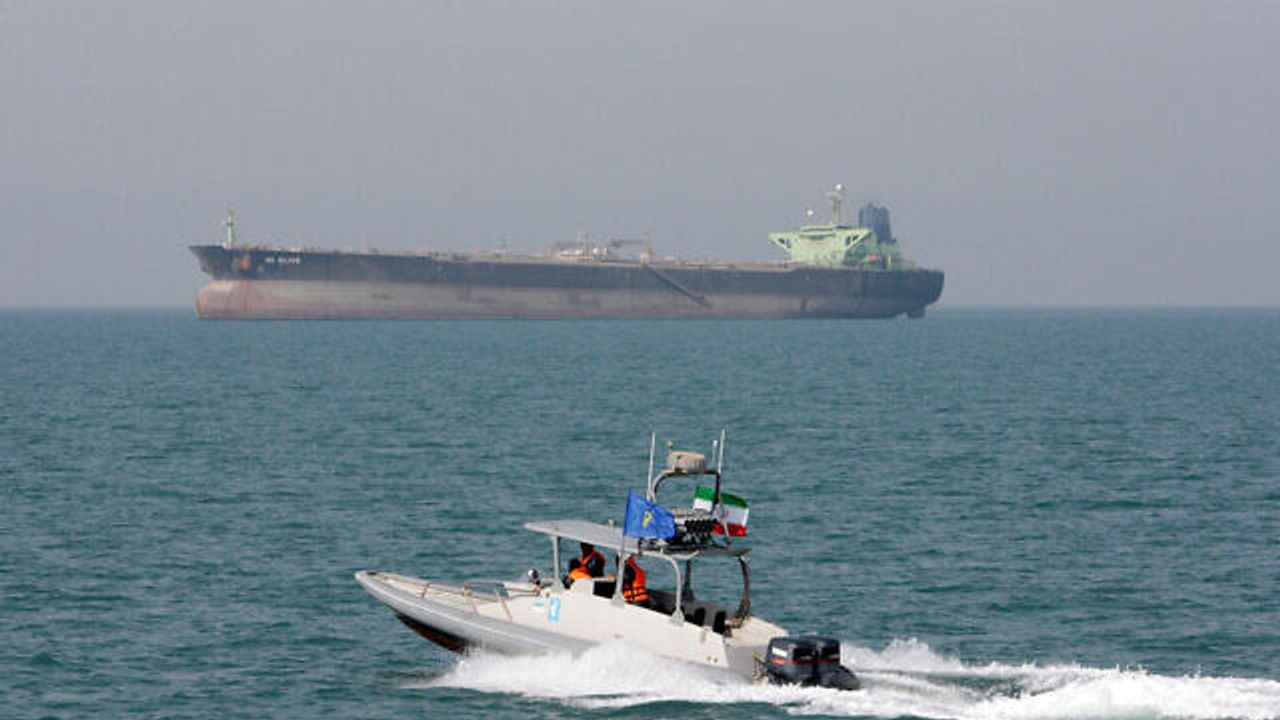 İran’da 11 milyon litre kaçak yakıt taşıyan gemiye el konuldu