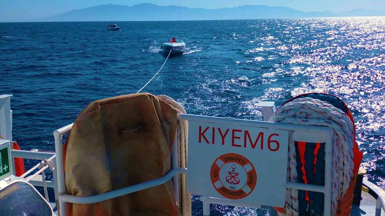 Bodrum açıklarında sürüklenen tekneyi KEGM ekipleri kurtardı