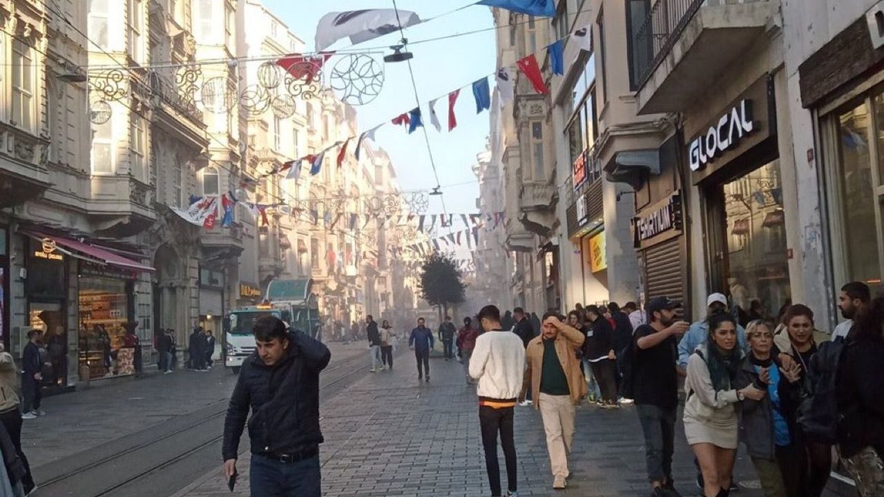 Beyoğlu İstiklal Caddesi’nde patlama meydana geldi. Bölgeye çok sayıda sağlık ve polis ekibi sevk edildi.