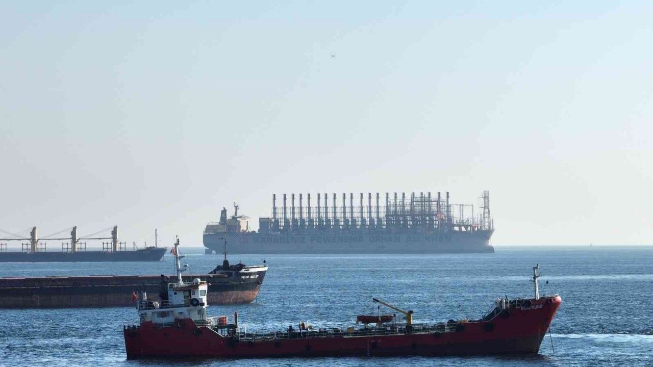 Dünyanın en büyük enerji gemisi "Karadeniz Powership Orhan Ali Khan" İstanbul’da