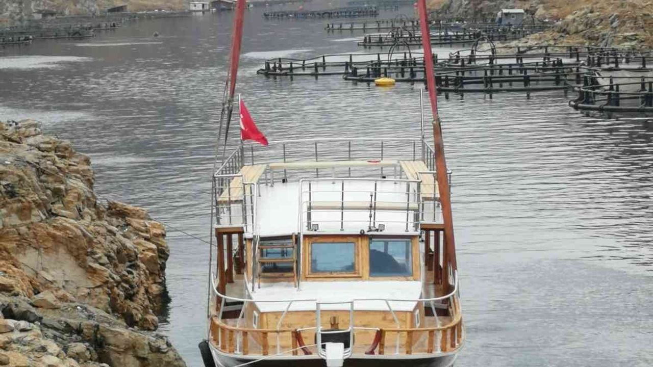 Elazığ’da onarımı tamamlanan gezi teknesi suya indirildi