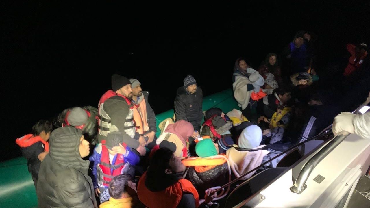 Ölüme terk edilen 41 kaçak göçmeni Sahil Güvenlik kurtardı