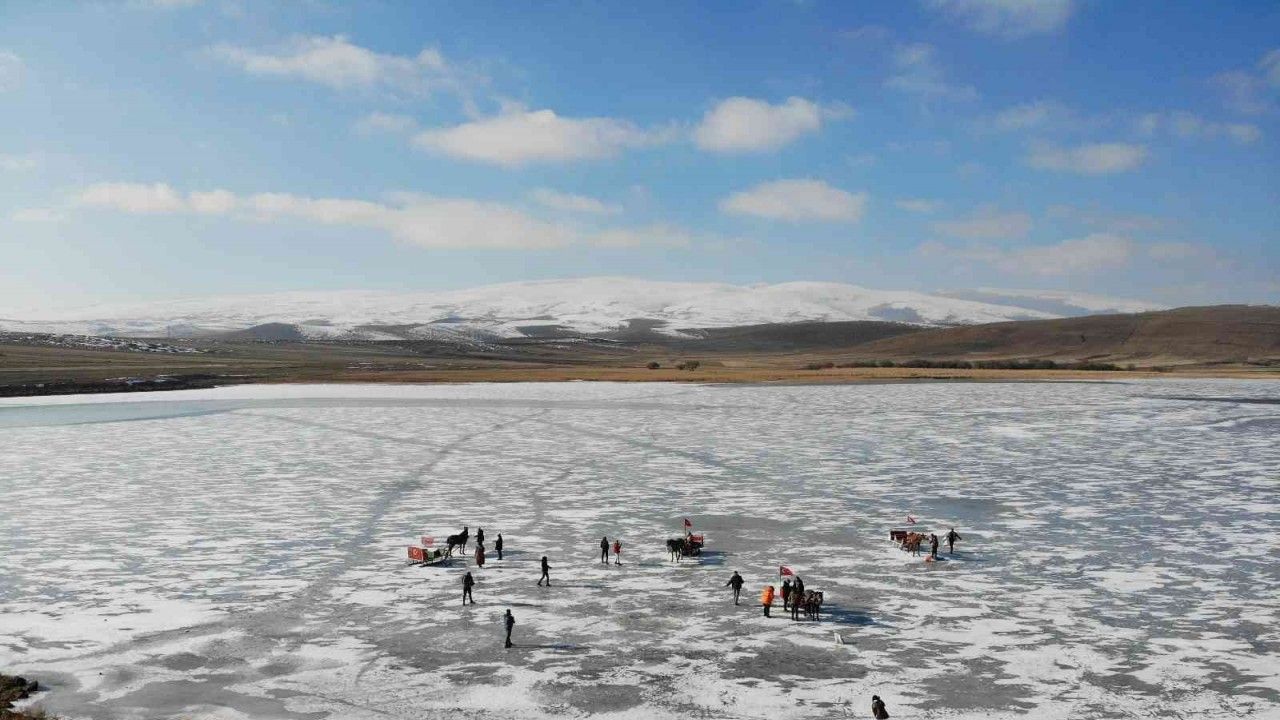 Buz tutan Çıldır Gölü’ne yoğun ilgi