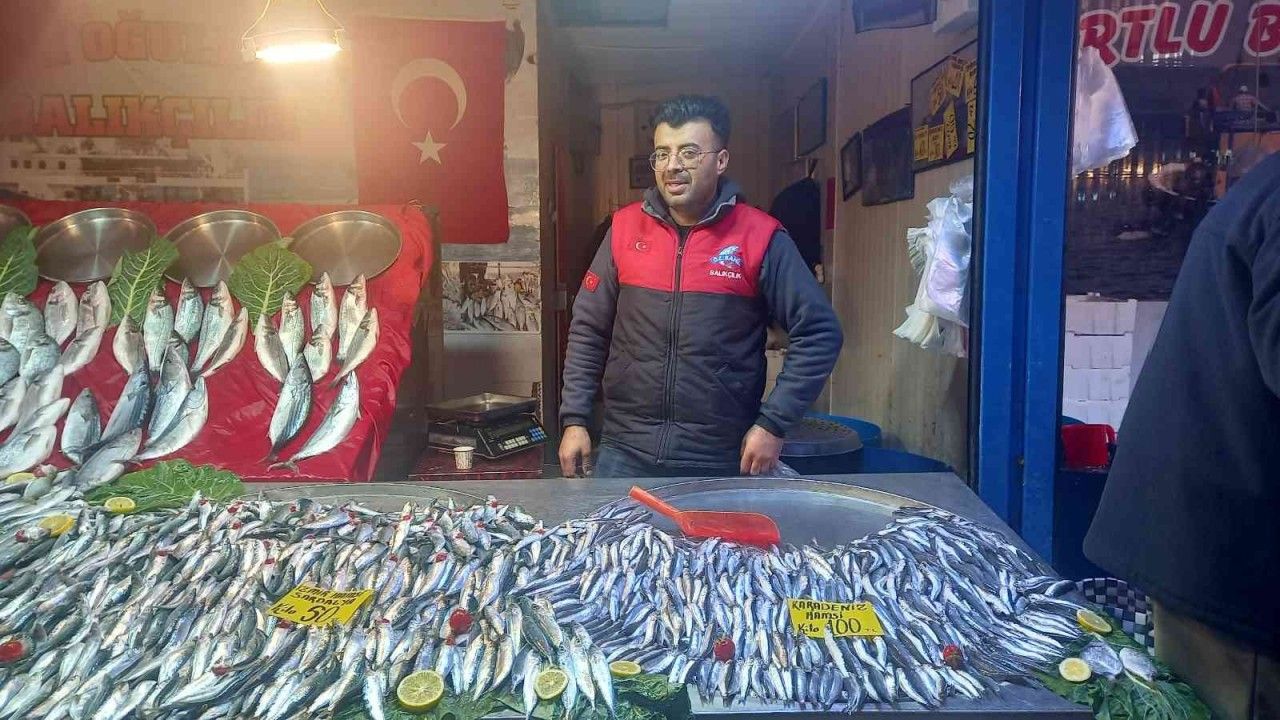 Gediz pazarında balıklar çoğaldı, fiyatlar vatandaşı üzdü
