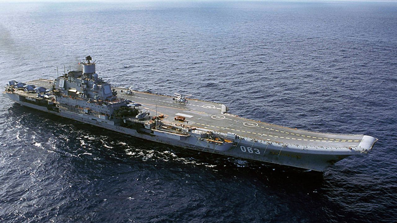 Rus Donanması'nın amiral gemisi Amiral Kuznetsov'da yangın çıktı