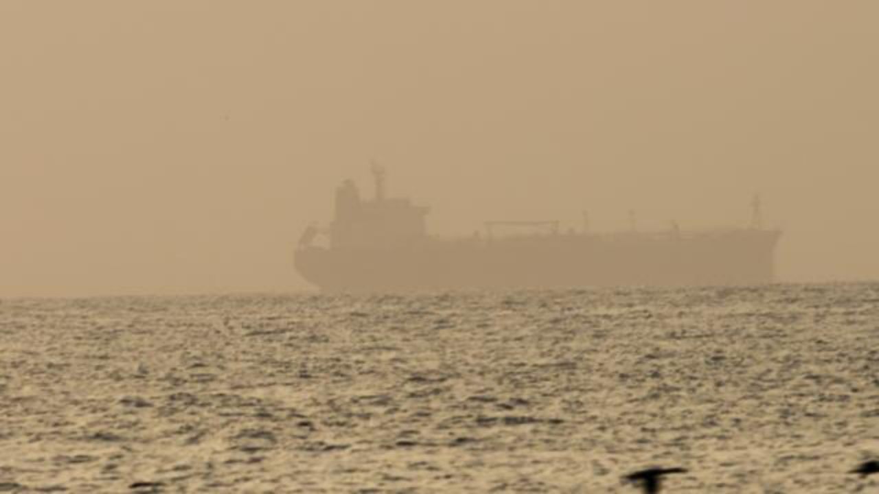İran, 330 bin litre kaçak akaryakıt taşıyan bir gemiye el koydu
