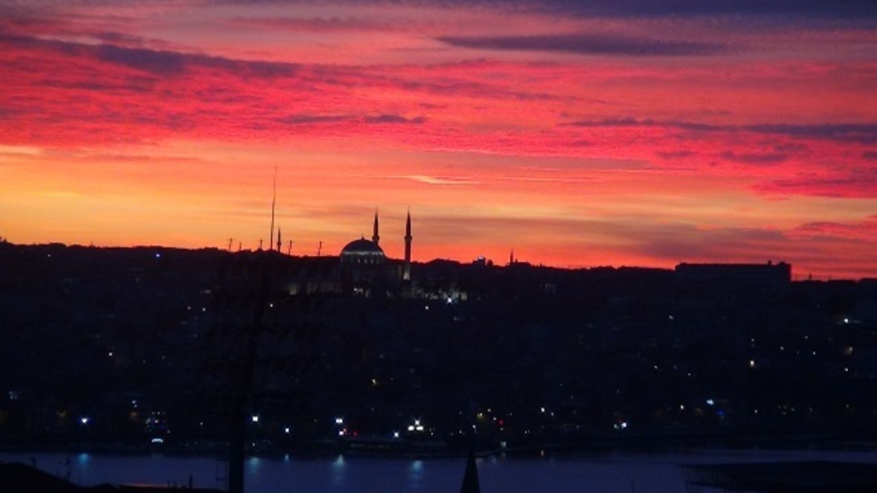 İstanbul’da gün batımı kartpostallık görüntü oluşturdu