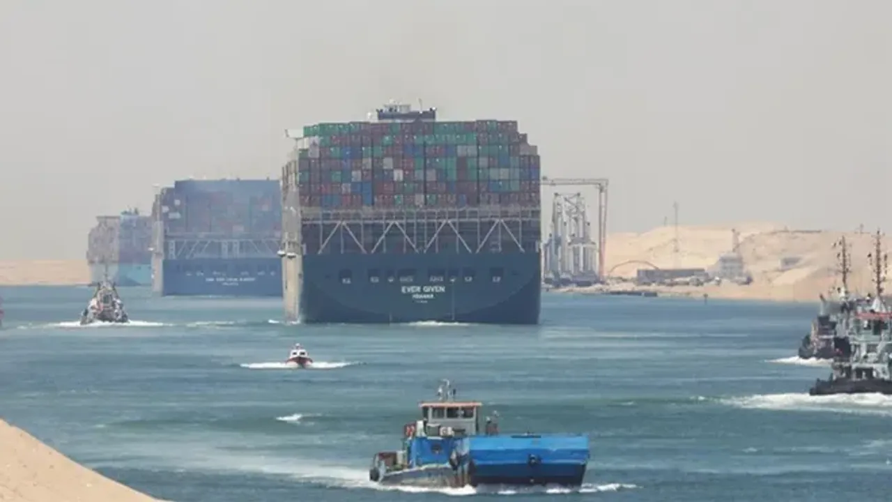Süveyş Kanalı'ndan geçen gemi sayısı açıklandı