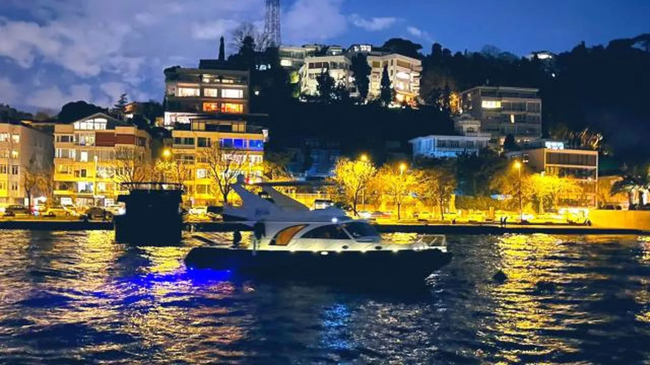 Beşiktaş açıklarında arızalanan tekne kurtarıldı