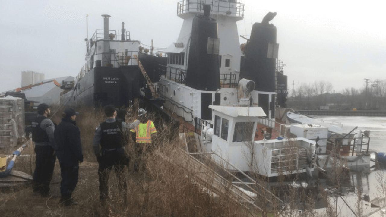 Milwaukee Limanı'nda bir ATB römorkörü kısmen battı