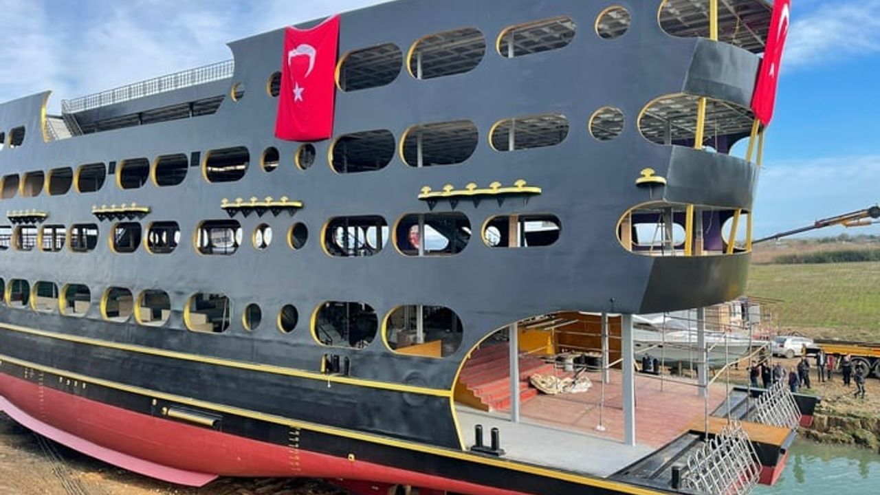 Dünyanın en büyük tur teknesi Antalya’da suya indirildi