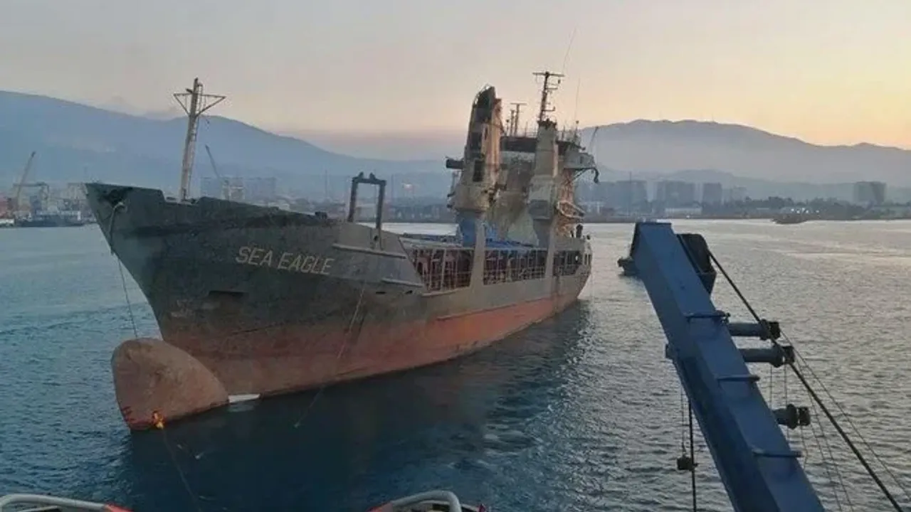 "Sea Eagle" römorkörler yardımıyla İzmir'e götürülüyor