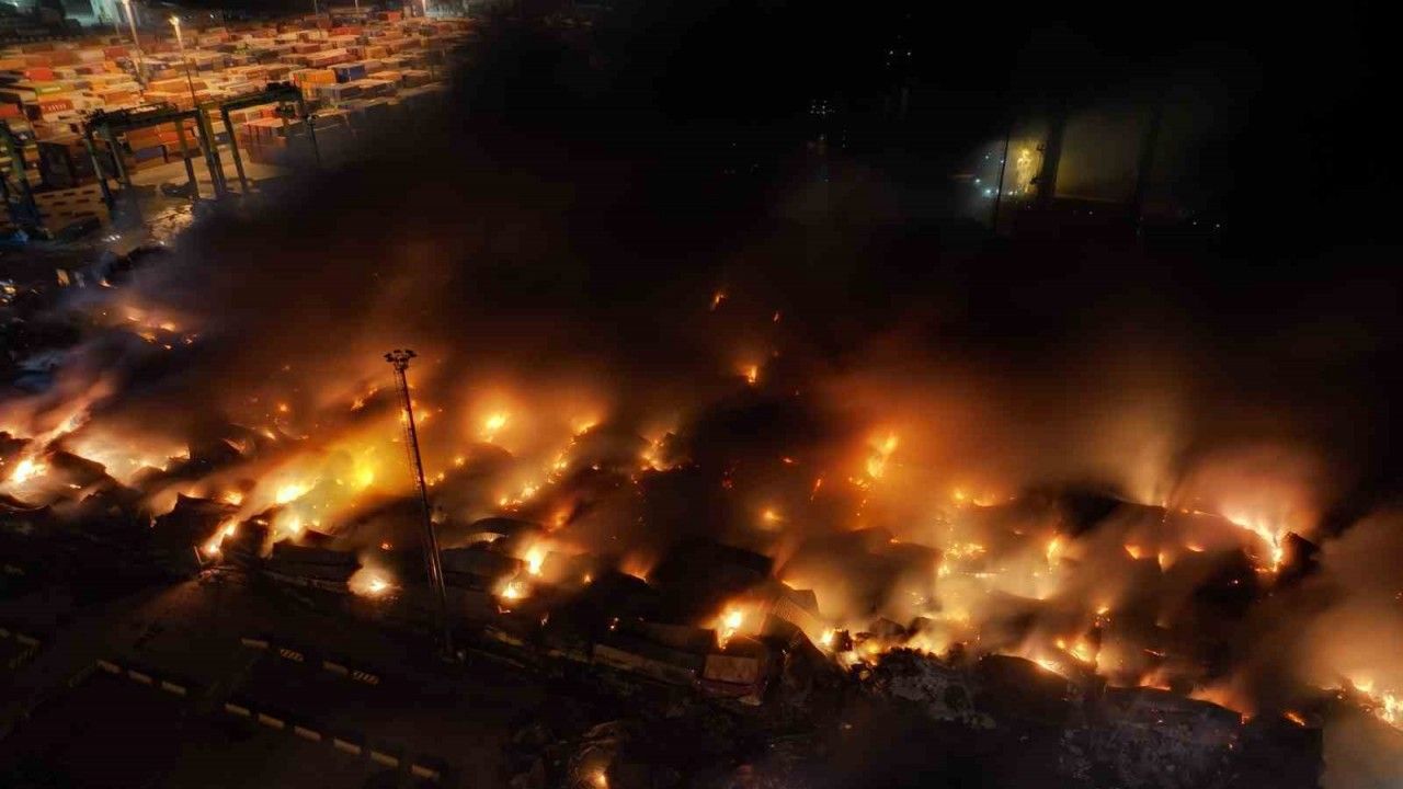 İskenderun Limanı’nda 54 saattir devam eden yangın dron ile havadan görüntülendi