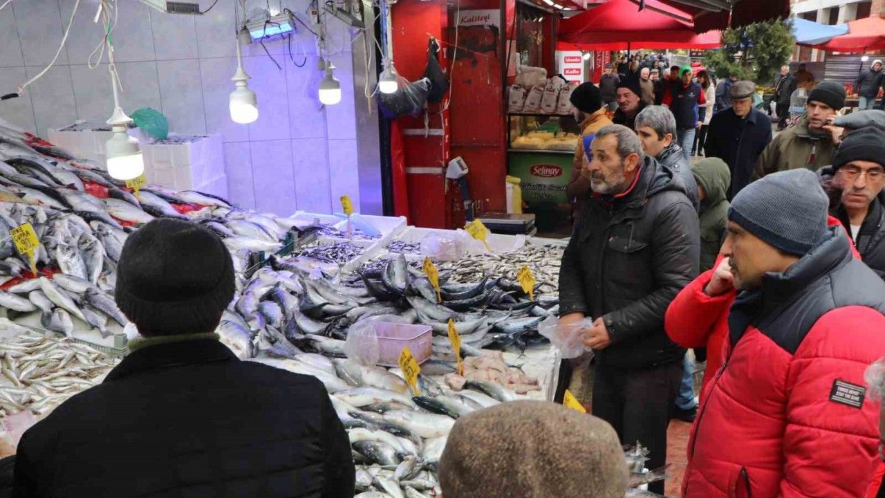 Karadeniz’deki fırtına balık avını aksattı, tezgahlar buzhane balıklarına kaldı