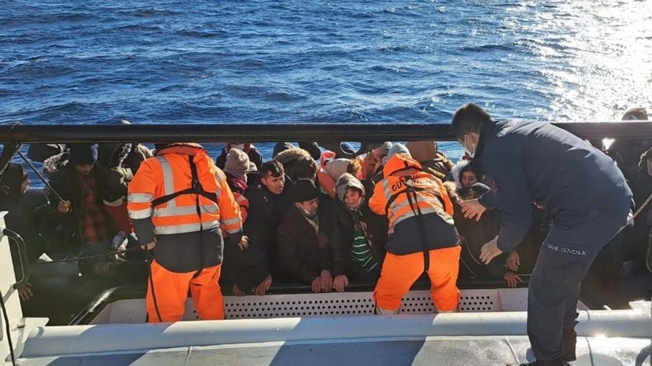 Yunan unsurlarınca ölüme terk edilen 42 kaçak göçmen kurtarıldı
