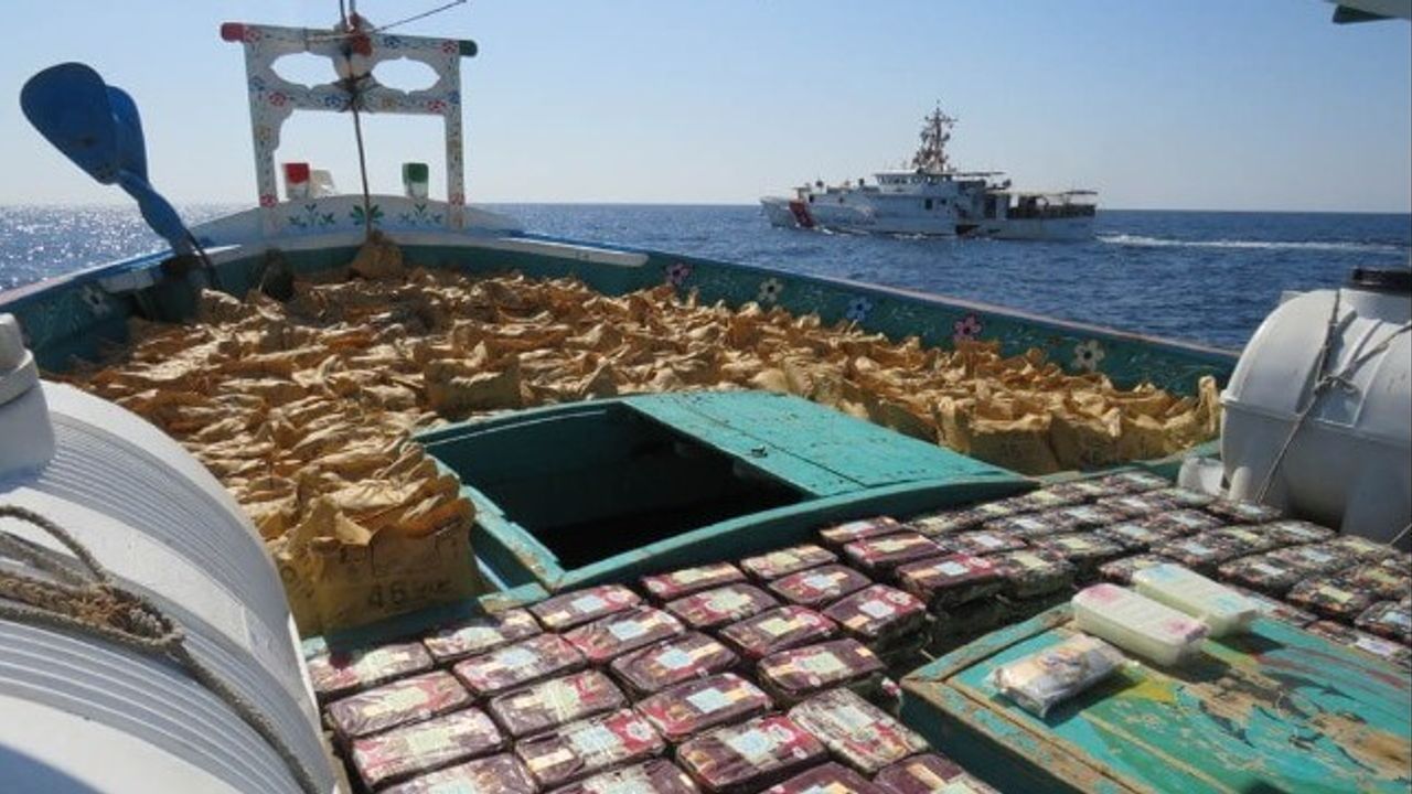 Balıkçı teknesinde tahmini değeri 33 Milyon $ olan uyuşturucu ele geçti