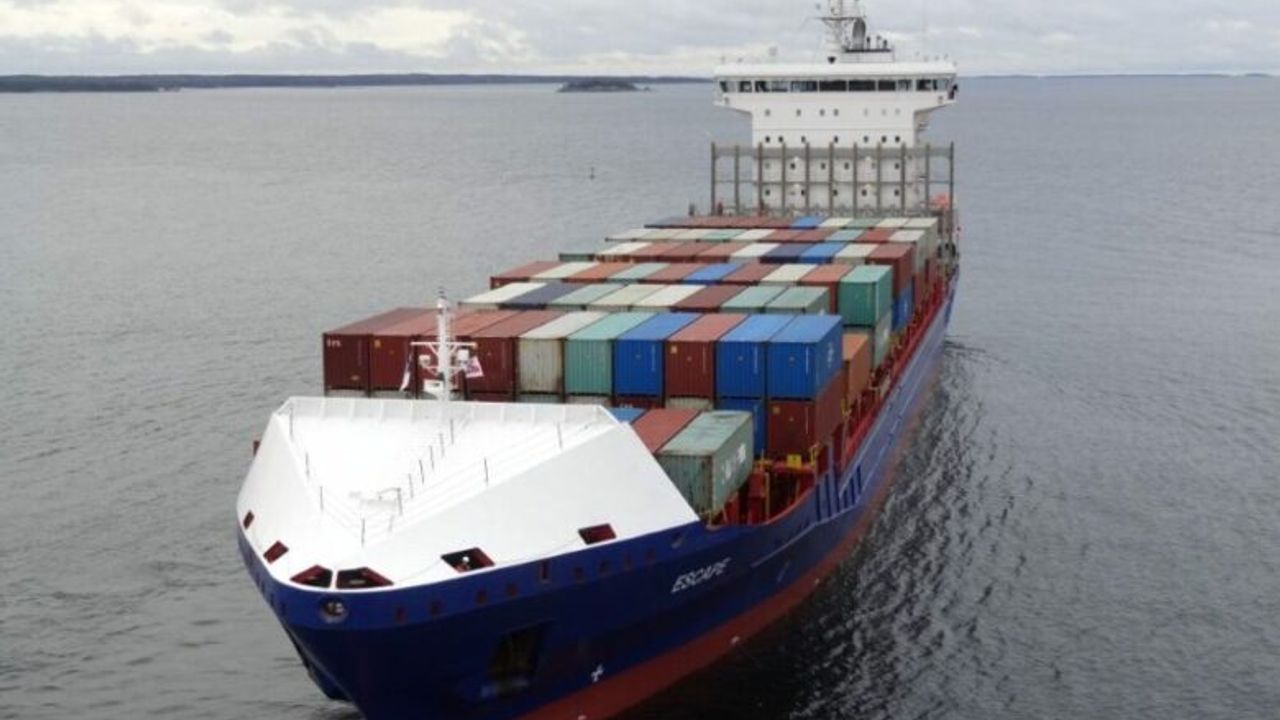 Hollandalı boxship Letonya açıklarında alev aldı