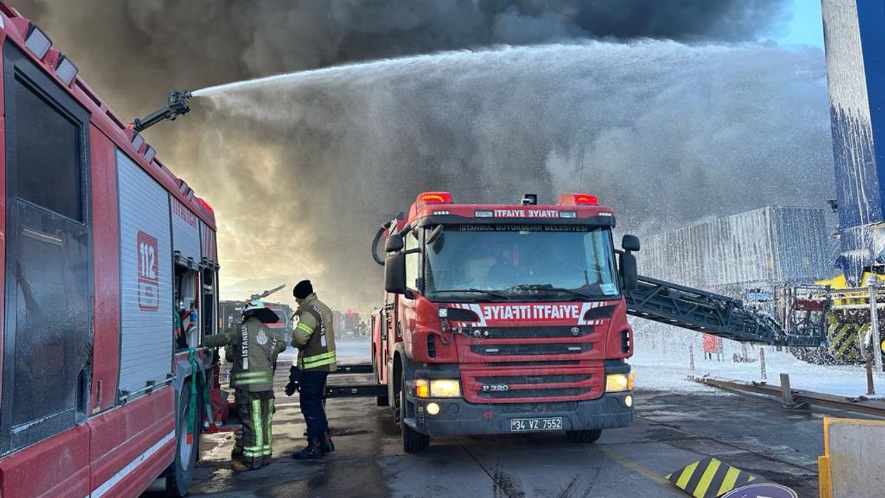 İBB İtfaiyesi’nin İskenderun Limanı'ndaki yangına müdahalesi devam ediyor