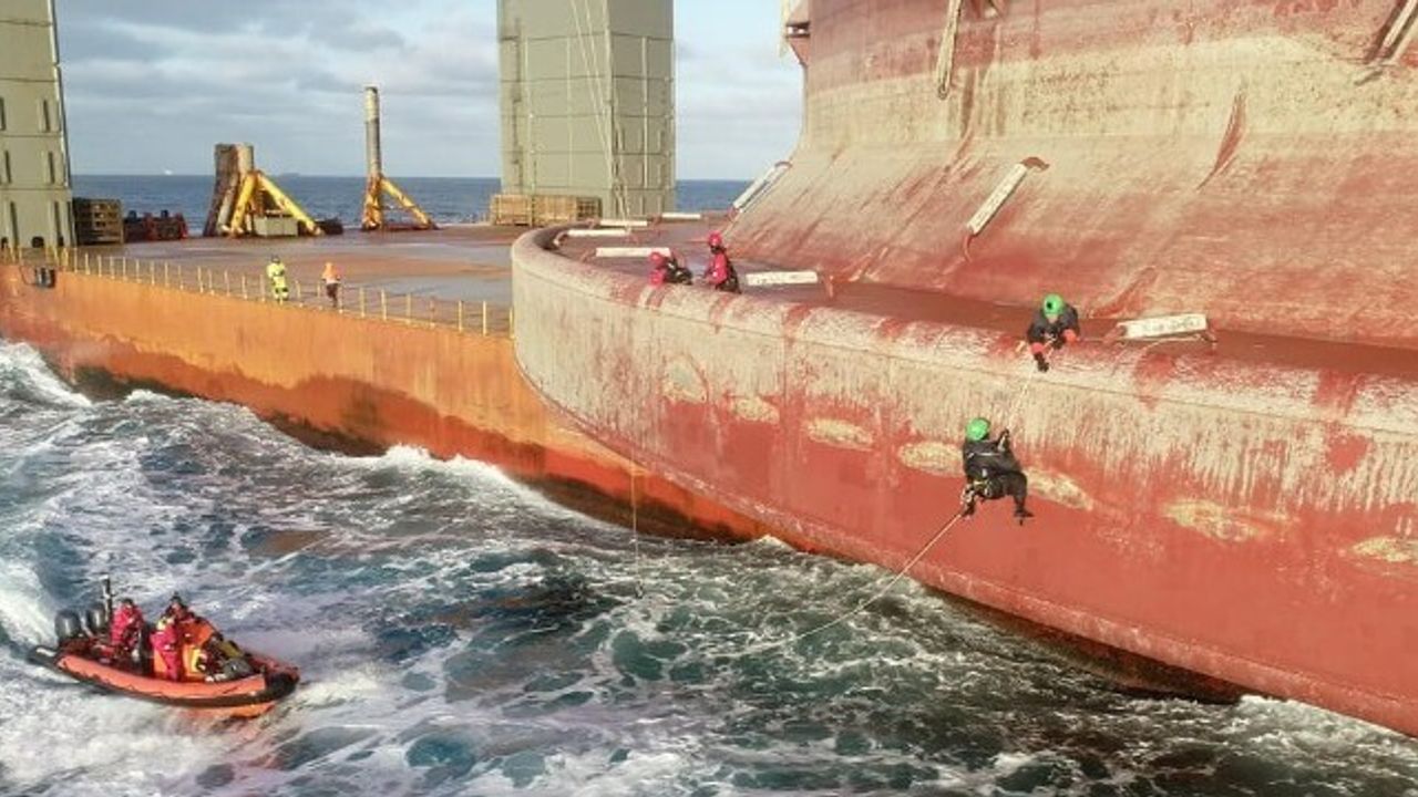 Greenpeace Protestocuları Shell FPSO Taşıyan Gemiye Çıktı