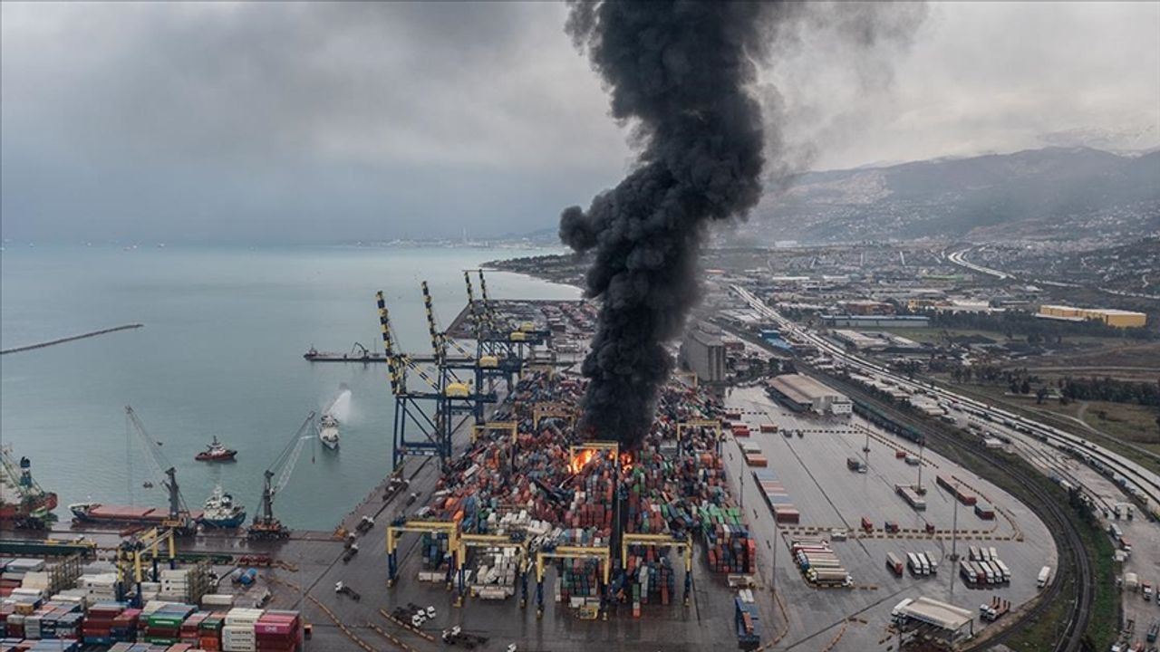 Deprem sonrasında hasar alan İskenderun Limanında yangın