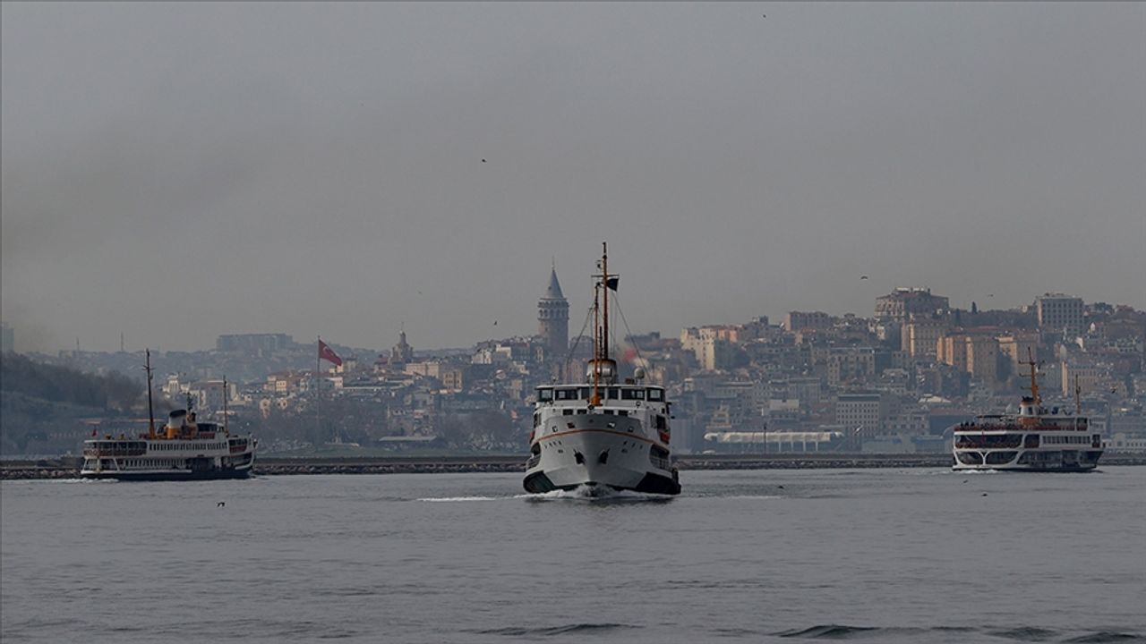 İstanbul'da yoğun sis deniz yolu ulaşımını etkiliyor