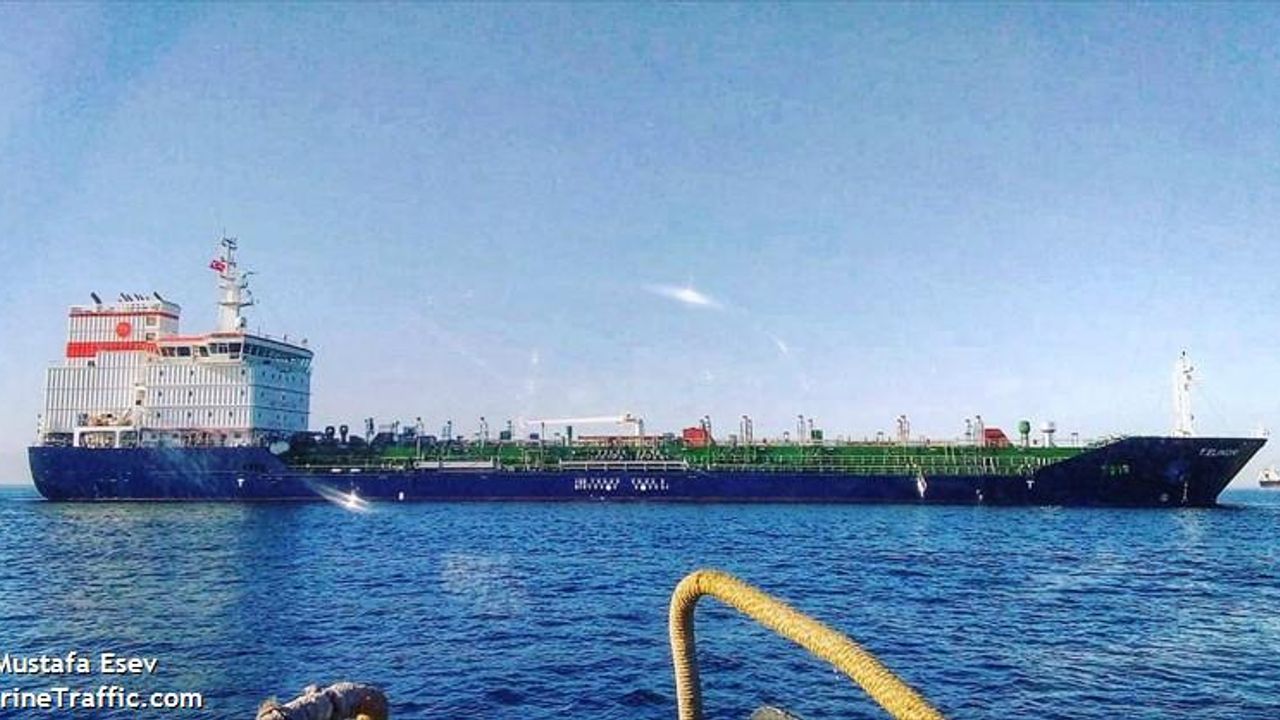 İstanbul Boğazında Arızalanan Kimyasal Madde Yüklü Tanker Kurtarıldı
