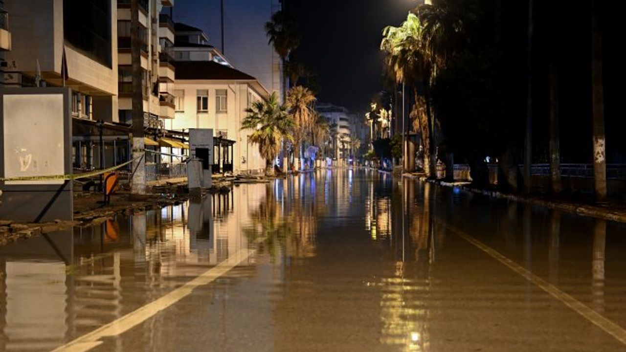 İskenderun'da deniz seviyesi yükseldi, evleri su bastı