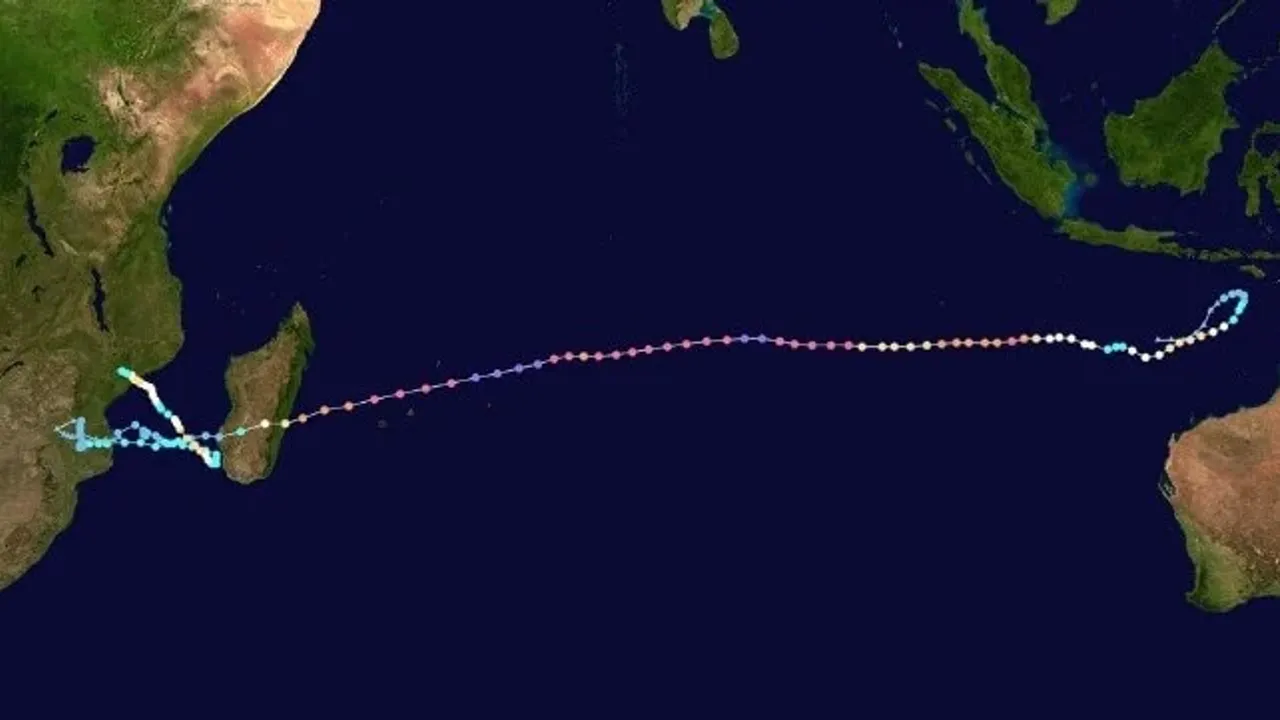 Fredyy kasırgası, 35 gündür Güney Hint Okyanusunda dönüyor