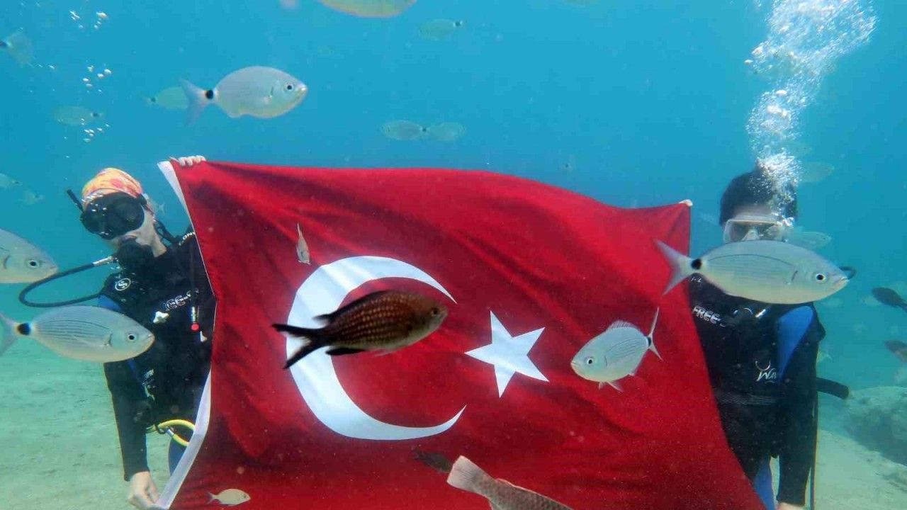 Denizin dibinde Türk Bayrağı açtılar