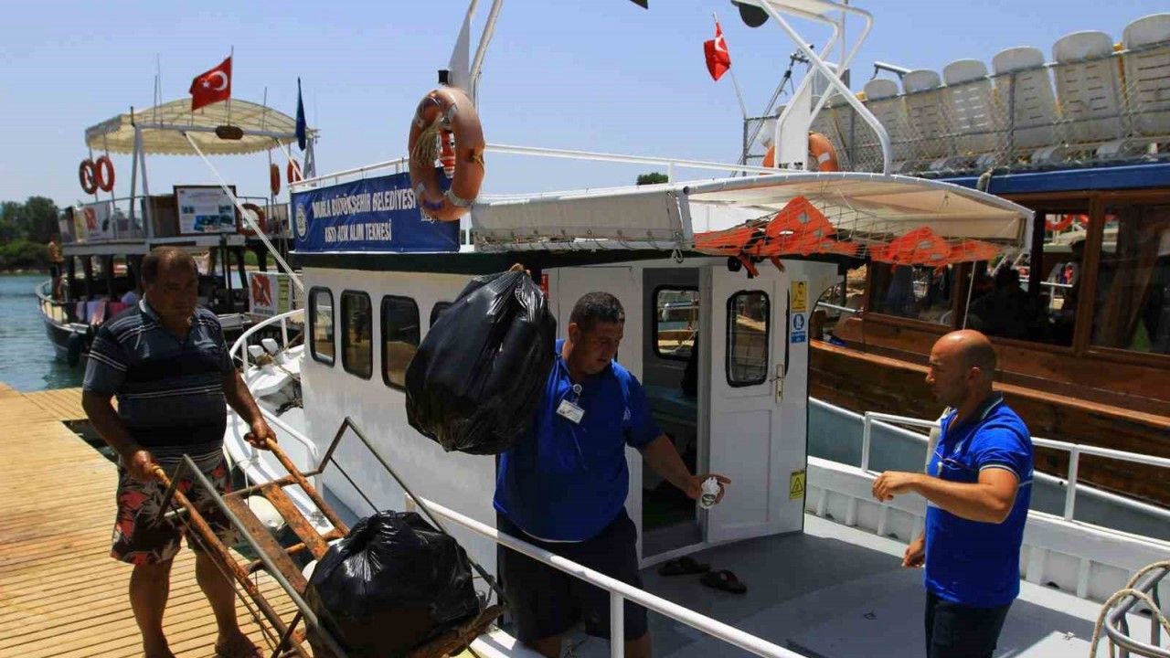 Muğla'da, denizde 7 atık alım teknesi hizmet verecek