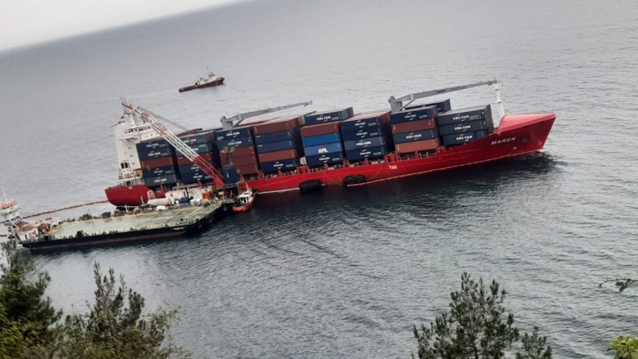 Karadeniz’de karaya oturan gemide yük tahliye çalışması başlatıldı