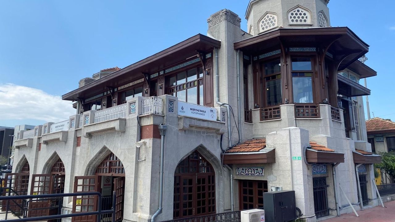 Tarihi Beşiktaş İskelesi’nde kütüphane ve vapur kafe açıldı
