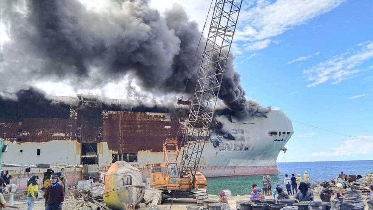 Filipinler’de kargo gemisi alev alev yandı