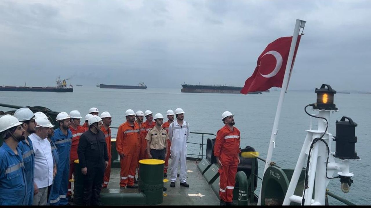 T. KURUÇEŞME isimli gemiye törenle Türk Bayrağı çekildi