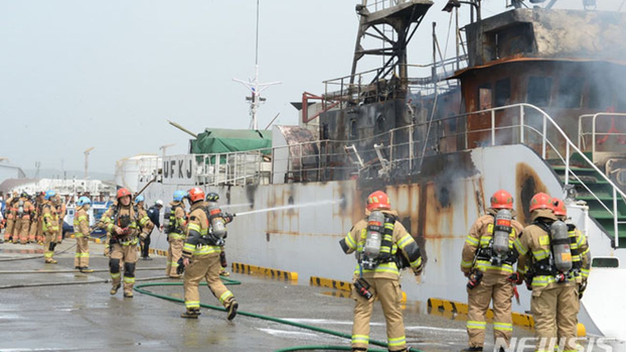 Japonya denizinde Rus balıkçı gemisi yanıyor