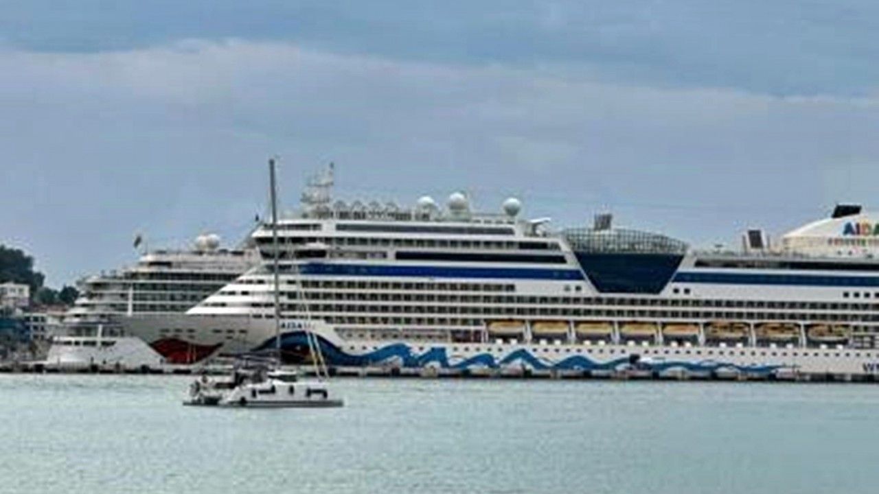 Kuşadası’na 4 kruvaziyer gemisiyle 8 bin 200 turist geldi