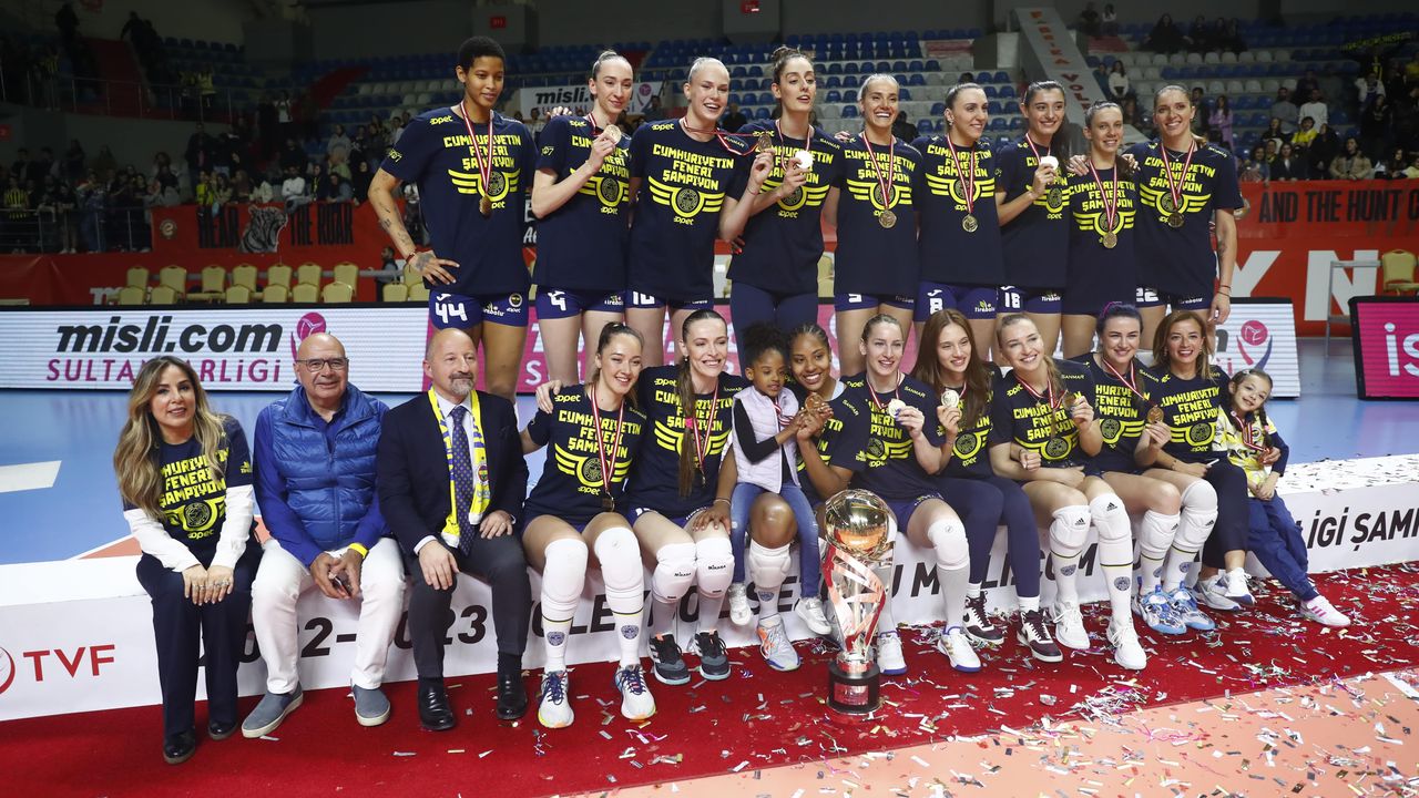 Sanmar Sponsorluğundaki Fenerbahçe Opet Kadın Voleybol Takımı Şampiyonluğu Kutluyor