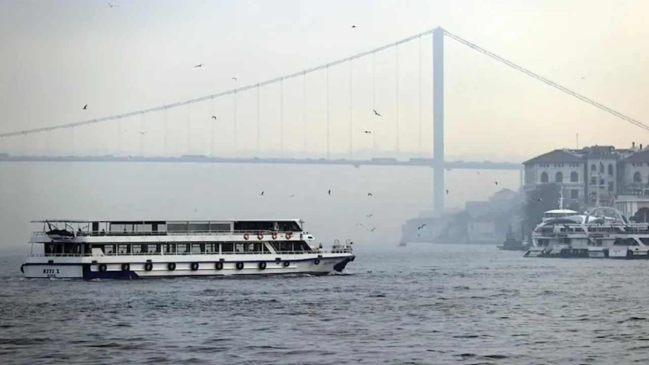 Yelken yarışı var, İstanbul Boğazı’nda gemi trafiği çift yönlü durduruldu