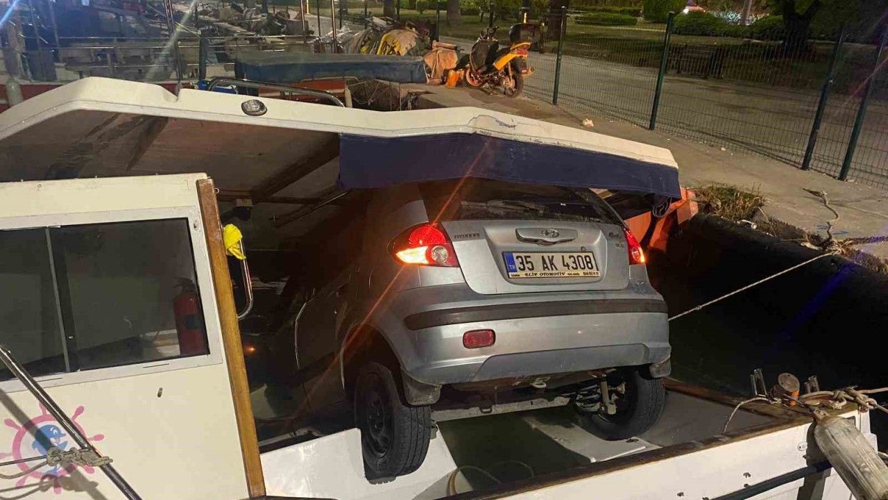 İzmir’de ilginç kaza: Alkollü sürücü tekne üzerine düştü