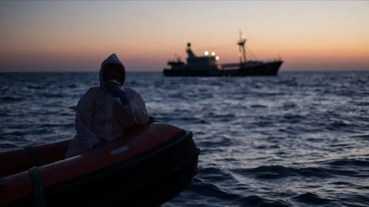 Düzensiz göçmenler Akdeniz'de kurtarılmayı bekliyor