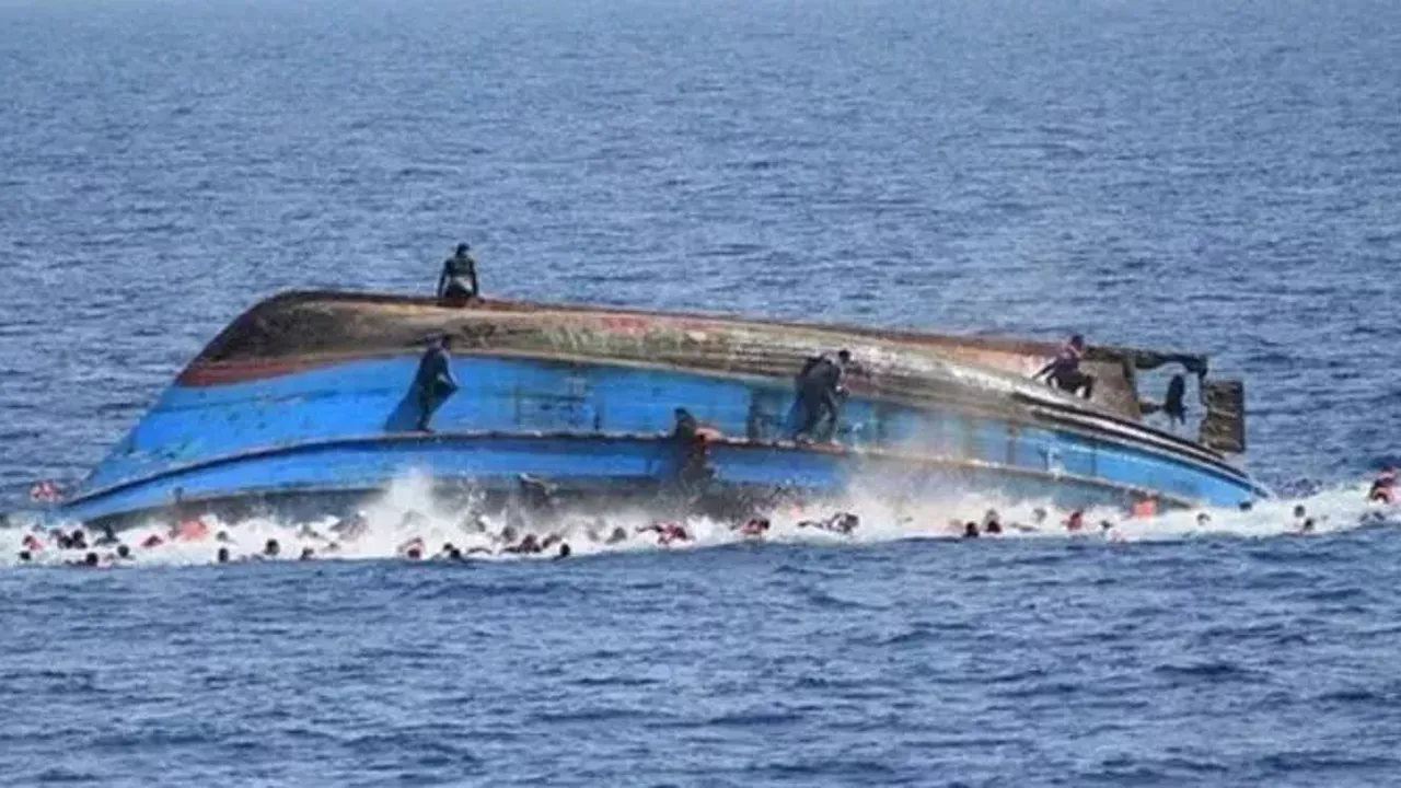 Mora Yarımadası açıklarında gemi battı 17 mülteci öldü
