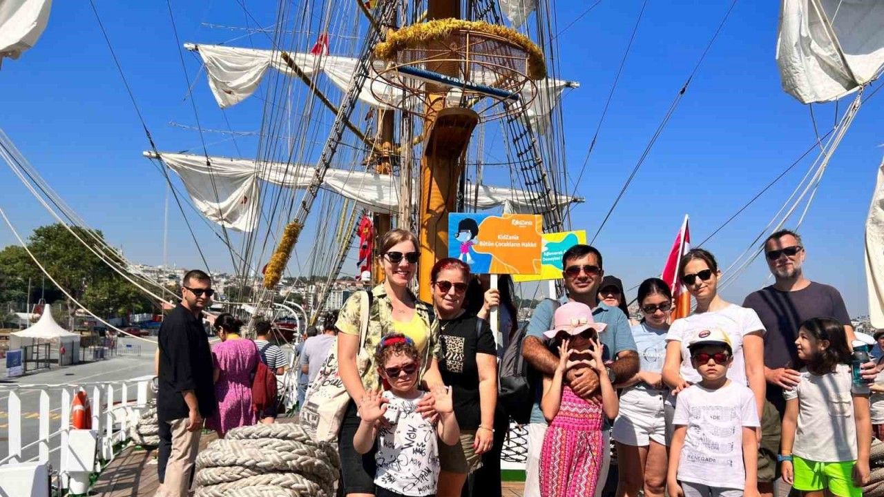 B-KidZanian üyeleri, Meksika donanma gemisini ziyaret etti
