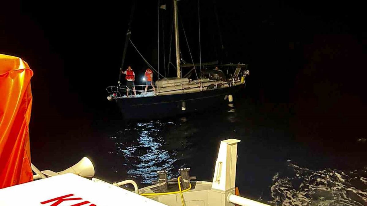 Fethiye’de arızalanan tekneyi KEGM ekipleri kurtardı
