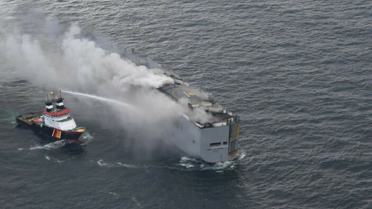 Otomobil taşıyan gemi Hollanda açıklarında günlerdir yanıyor