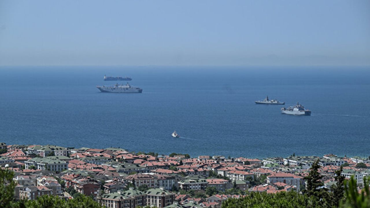 Türk savaş gemileri IDEF için Büyükçekmece’de