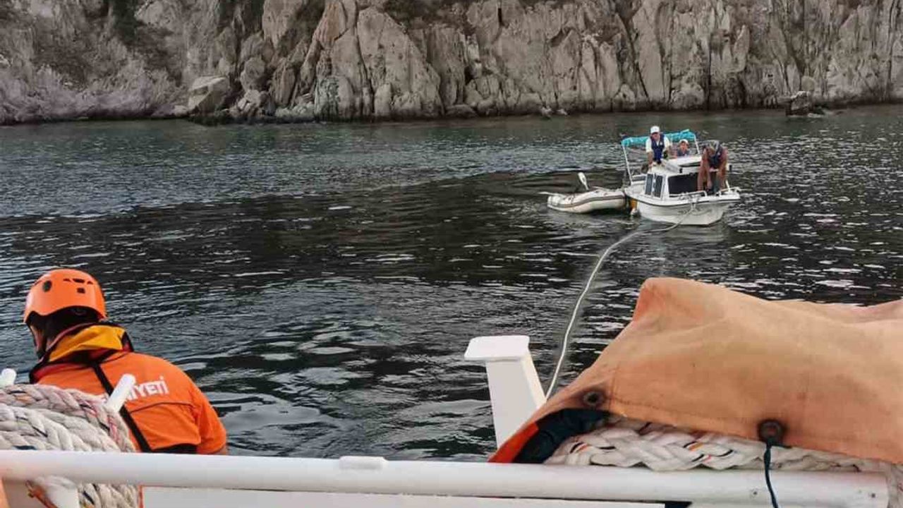 Bodrum Akyarlar açıklarında arızalanan tekneyi KIYEM ekipleri kurtardı