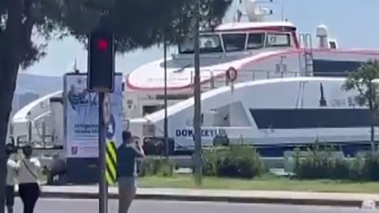 İzmir’de yolcu gemisinin kıyıya çarpma anı kamerada